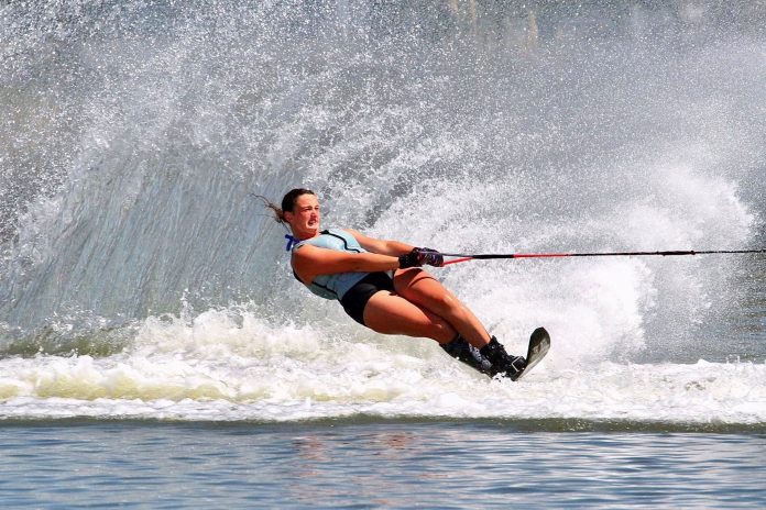 Ash19waterskier3