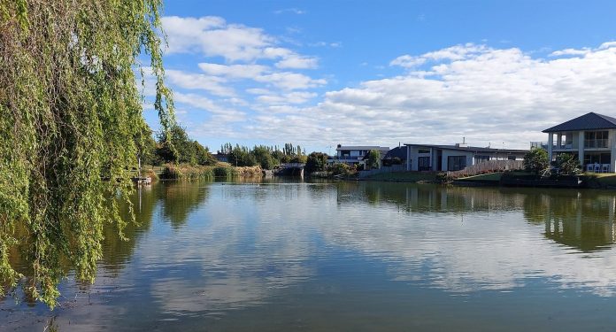 LakeHood.JPG JPEG 0541161776